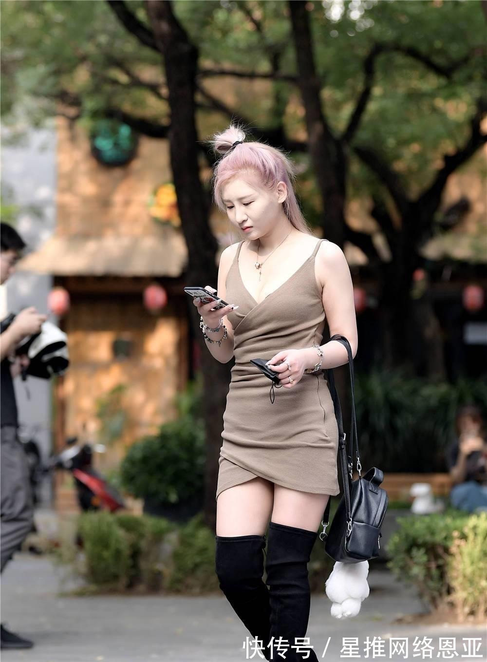 紧身裙|吊带紧身裙搭配黑色过膝长靴,九月份的搭配,有了乱穿衣的味道