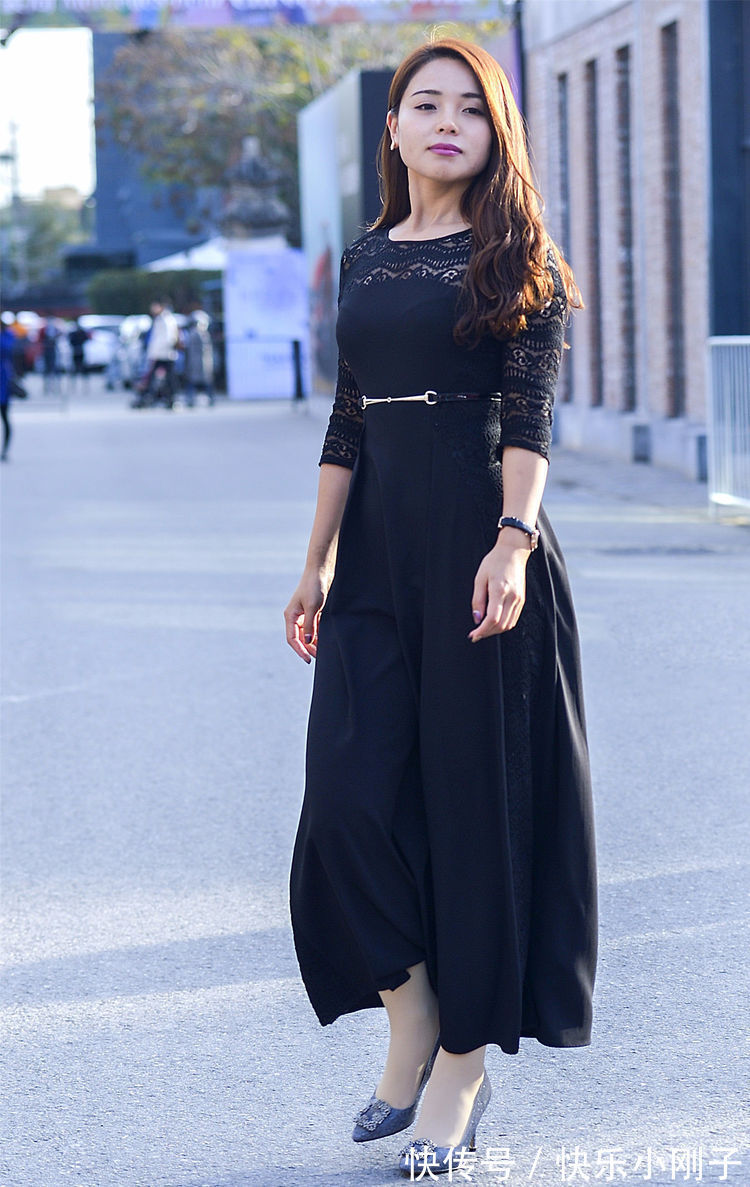 高跟鞋 藏青色拼接连衣裙，穿出了初秋优雅大方的美，透明清新又显气质