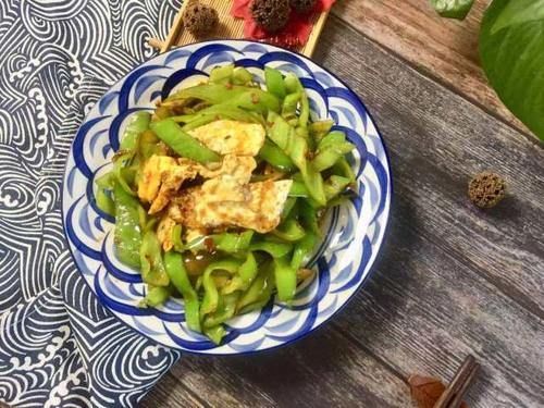 荷包蛋的新吃法，加入尖椒炒一炒，变身有滋有味的下饭菜，特开胃