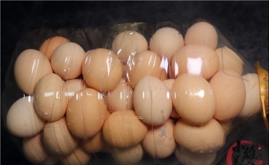 空油桶如何装鸡蛋,姑娘教我小妙招,没想到这么简单,太实用了