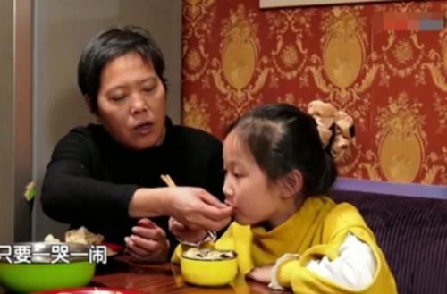 假带娃|有一种拖累叫“老人假带娃”,看起来很辛苦其实全凭嘴,太坑娃