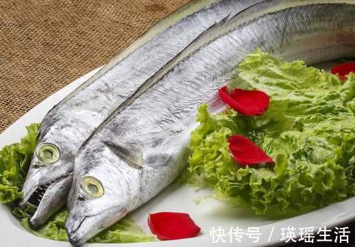 渔民|买带鱼时，挑大的还是小的渔民朋友教我3招，轻松挑到新鲜带鱼