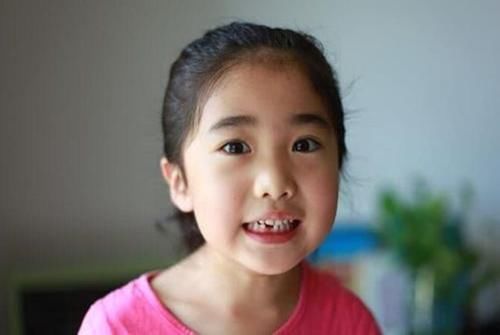 牙齿|孩子乳牙掉了,父母先别急着扔,医生苦口婆心:没准能救孩子一命