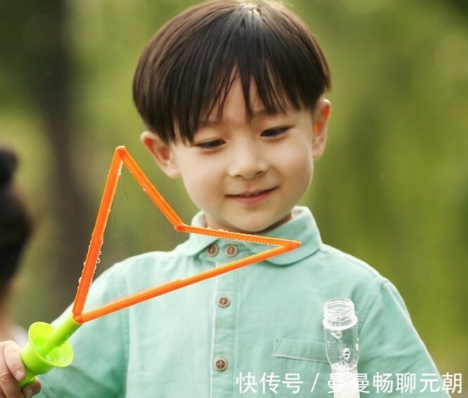 钙质|8岁男孩停止发育,身高仅有1米!医生睡前多喝牛奶,能长个才怪