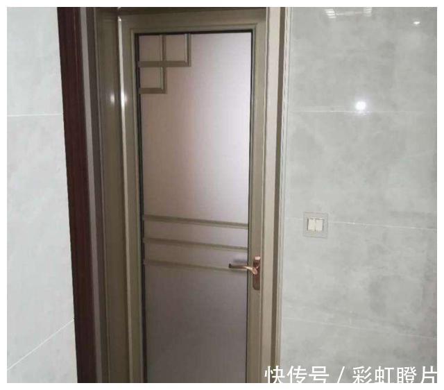 防水|卫生间不要安装木门,如今聪明人都用它来代替,防水防潮效果好