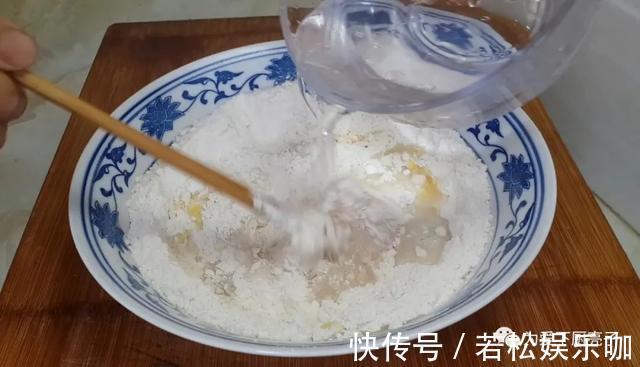 好吃|自制葱油饼的做法，锅里一烙，柔软劲道不油腻，比手抓饼好吃