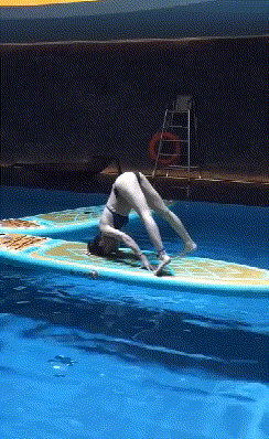 |搞笑GIF段子:二十岁小伙,成功求婚六十岁大妈,多么感人的爱情故事!