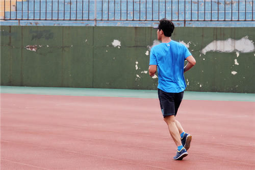 身体素质|奔五的人，仍然坚持跑步，是伤膝盖，还是助长寿？