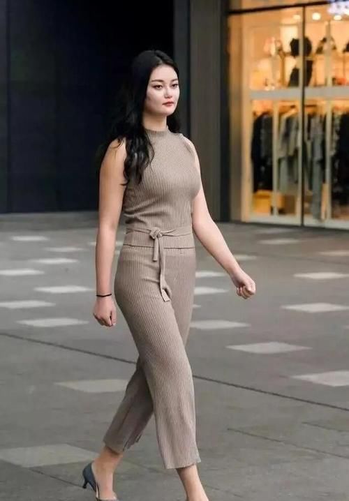 上衣|灰色紧身无袖上衣搭配宽松打底裤，整体偏向甜美风，上手难度低