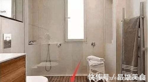 装修|越来越多人卫生间装修不贴瓷砖，他们都爱这样设计，不得不说聪明