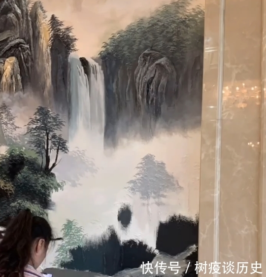 墙上|小姐姐在墙上画山水,成画仿佛人间仙境,网友:好想生活在这里