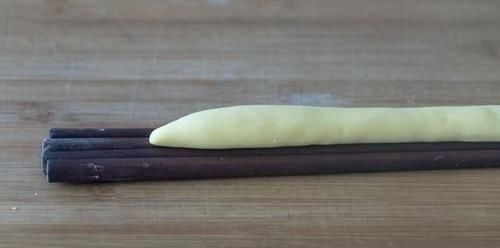 面条别再手擀了，用4根筷子做面，不用擀不用抻，劲道弹牙超过瘾