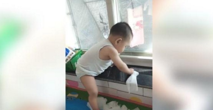 父母们|进门就看到萌娃这幕,这是生了个小祖宗,妈妈欲哭无泪啊