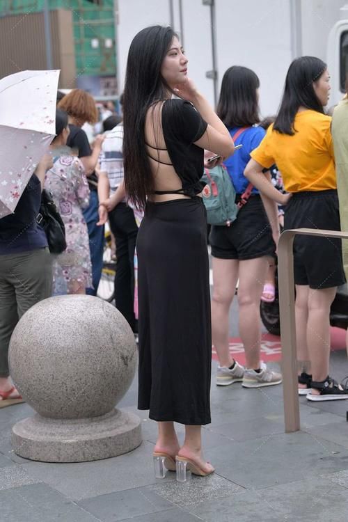 小姐姐 浅紫色蛋糕连衣裙搭配粗低跟鞋，风格高雅，层次感十足