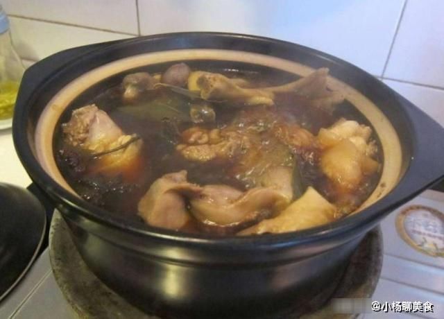 为什么卤肉不上色？因为你只加冰糖和酱油，多加点它，好看又好吃