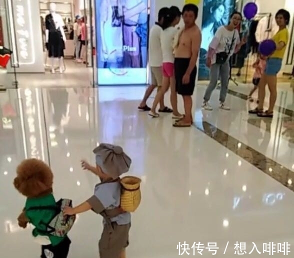 宝妈|宝妈带两个“宝宝”逛街,众人围观,走近细看后,乐得哈哈笑