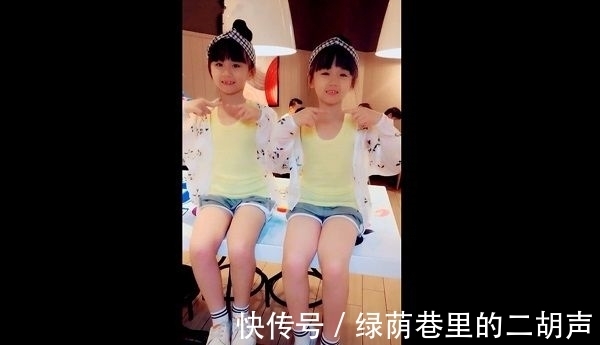 女婴|双胞胎手牵手一起出生,罕见的一幕,在场的医护人员都被暖化了