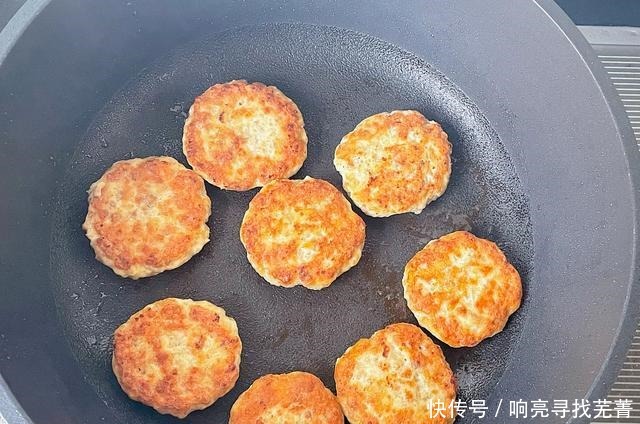 燕麦和鸡胸肉搭配，做美味的煎饼，低脂又解馋，常吃它想胖都难！