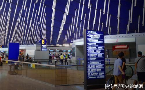 老年|全球首位成功劫机者:背20万从3000米高空一跃而下，从此人间蒸发