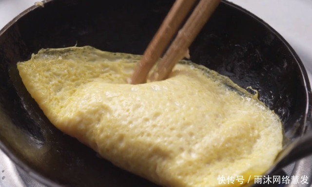 做法|想吃饺子嫌麻烦?教你一个简单做法,不和面不擀皮,做一锅不费事