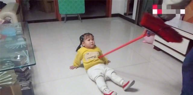 爸爸|女儿不老实吃饭,爸爸拎着“扫帚”冲进屋,随后的操作让妈妈笑翻