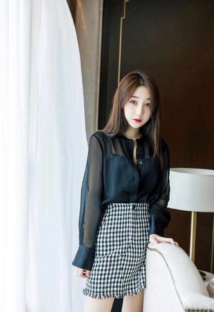 包臀裙 千鸟格的短裙,就算不穿丝袜也可以很好看