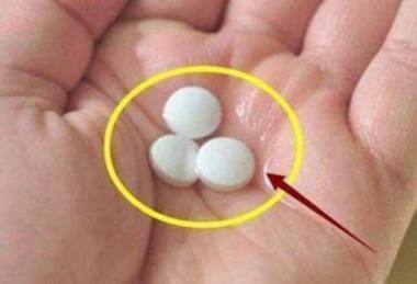 养花浇水放个小药片,比花肥管用多了,不黄叶不烂根猛开花!