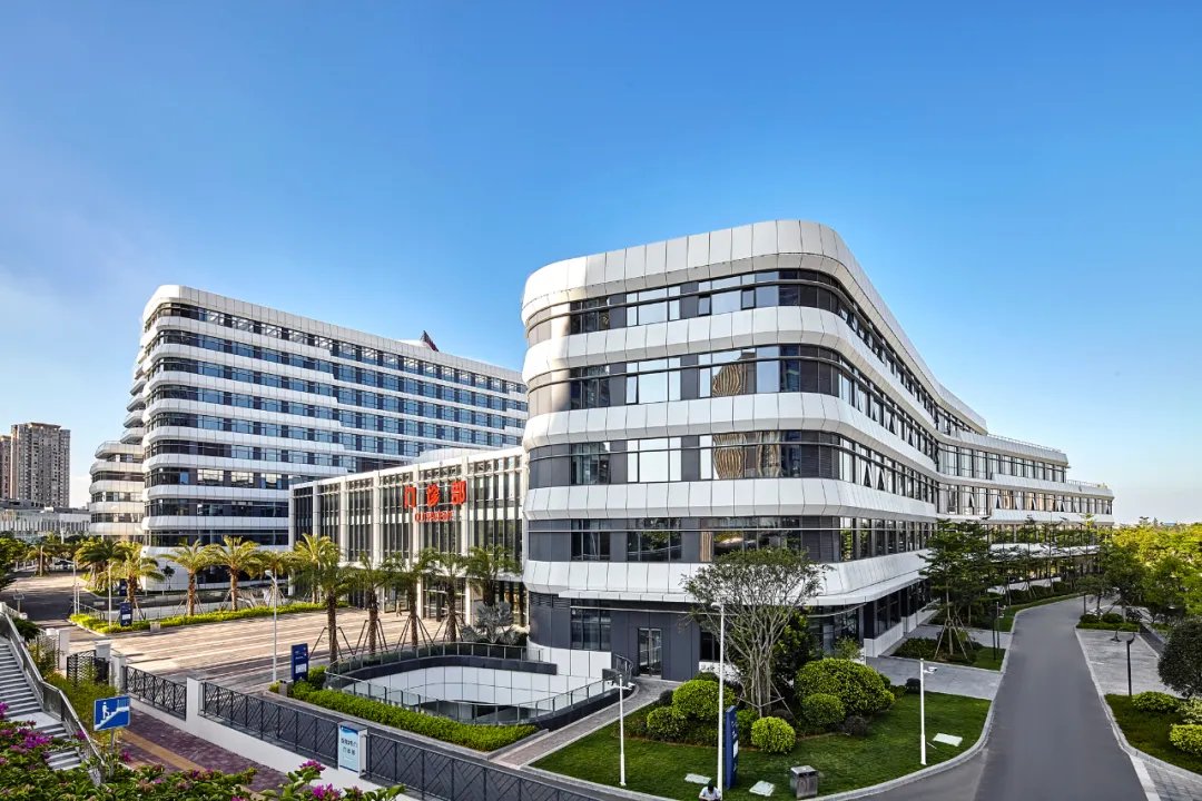 顾建英|顾建英：先行先试立潮头，肩负守护一方百姓健康重任｜致敬中国医师节·健康中国地铁专列海报故事