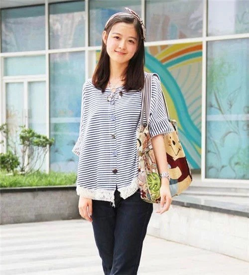 街拍：气质美女白色套装配高跟鞋，长发披肩，知性优雅女人味十足