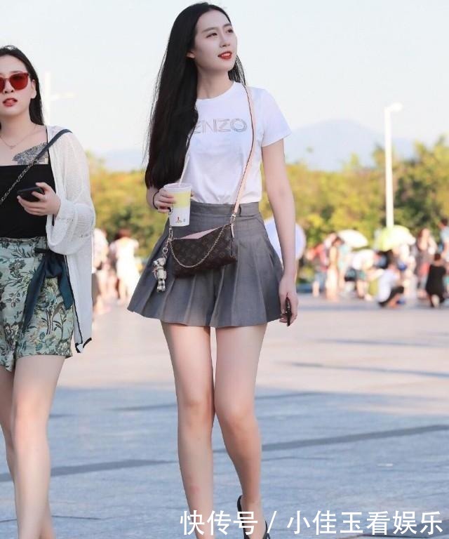 追寻阳光明媚的美,穿短裙配T恤就足够了,凉爽而自在