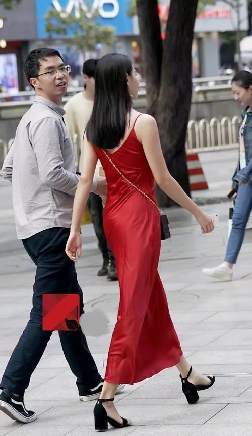 路人街拍一袭红色吊带裙的小姐姐,这身材给力啊