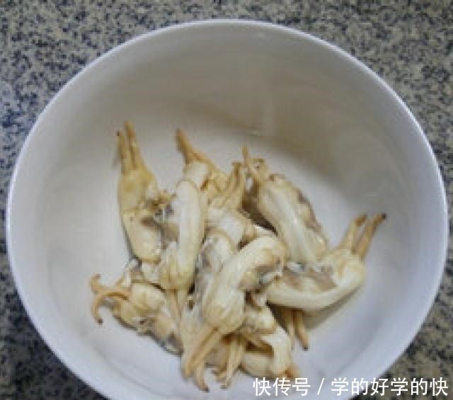锅煎蛏子,鲜嫩可口,一盘子都不够吃