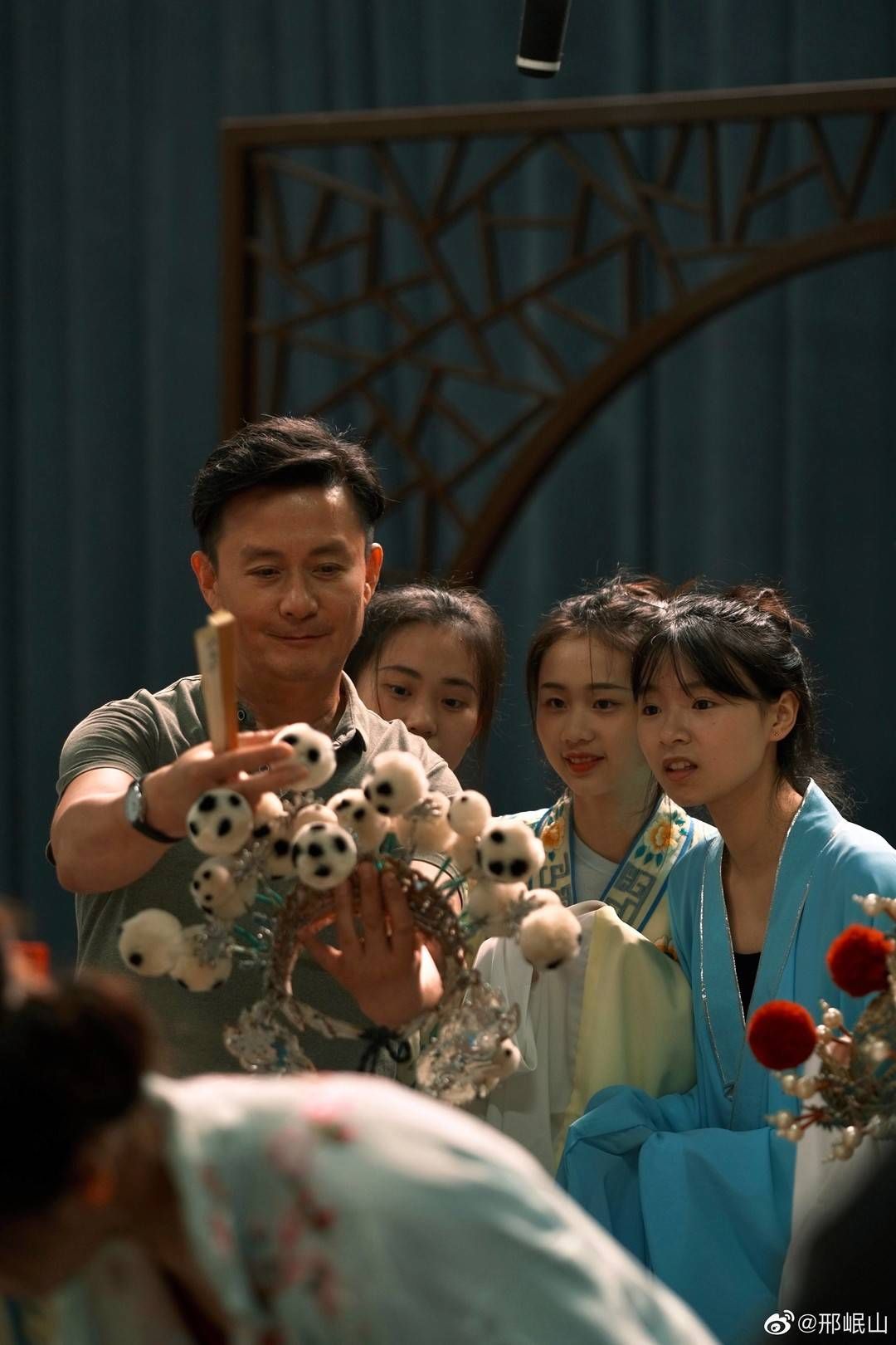 戏曲#封面会客厅丨《八角亭谜雾》 里推广昆曲 邢岷山：演员应是“杂家” ，把心放在角色上