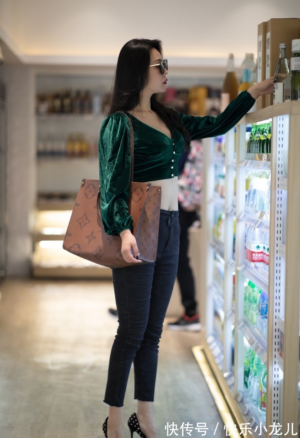 气感 绿色V领衫真亮眼,搭配细高跟鞋,看上去时尚又可爱