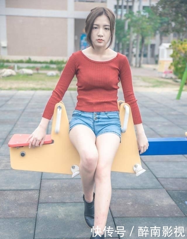 街拍短裙小姐姐,腿长貌美,时尚又清凉