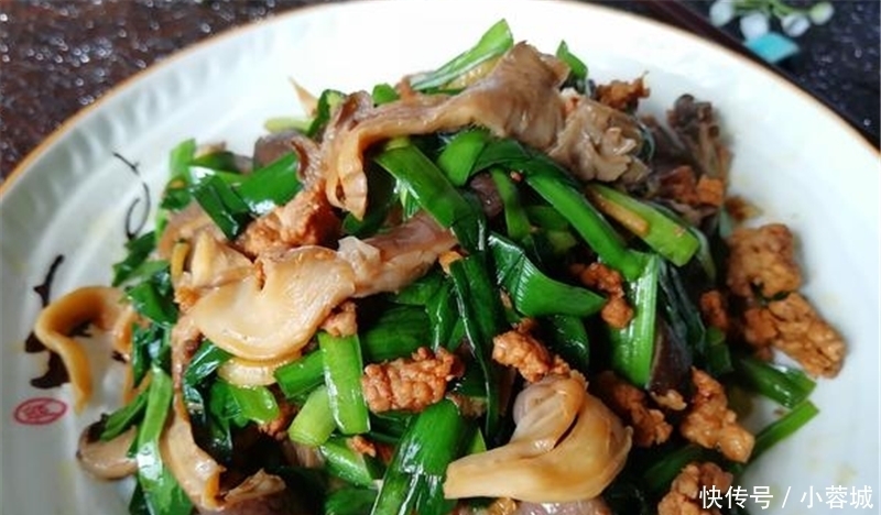 韭菜平菇一起炒,家常美味,好吃很下饭,根本吃不够