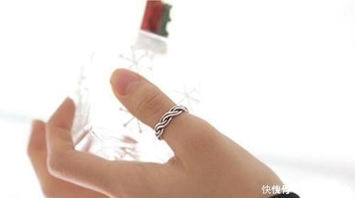 尾戒|戒指戴在不同的手指都有独特意义,告诉其中的意思,别戴错!