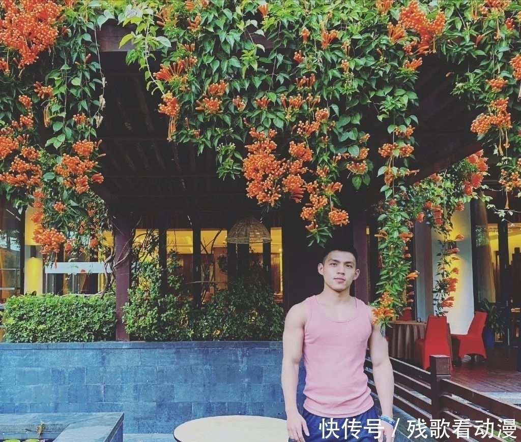 荷尔蒙|漫展黝黑筋肉男火了短发天菜体育生小钢砲，这身腱子肉绝了