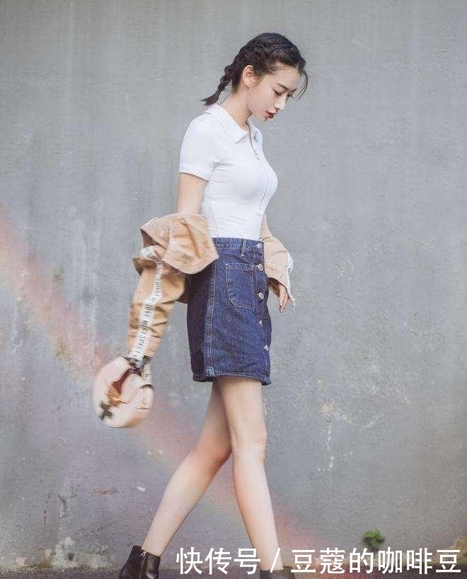  青春活力|街拍: 美女一袭长裙，展示高挑性感好身材，散发出青春活力气息