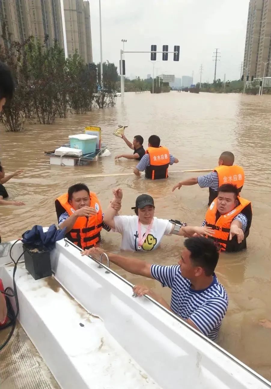 铁汉|19张抗洪图，让人泪目……