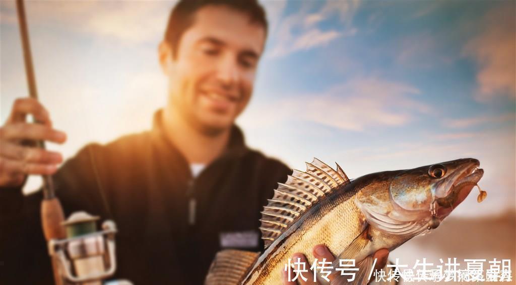 诱饵|农村小伙钓鱼就是狠,这样打窝,钓鱼钓到手发软