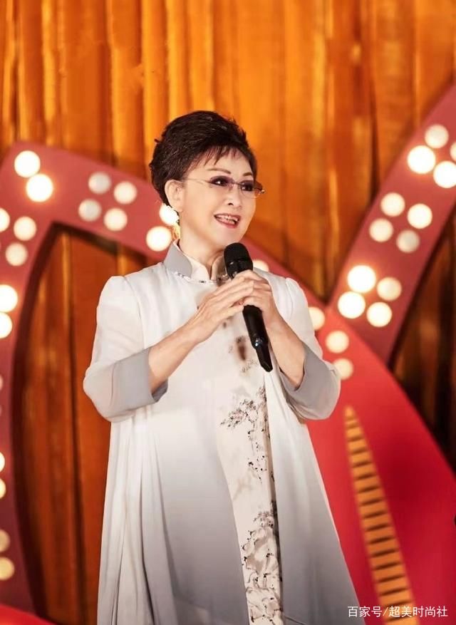 李谷一穿國風長裙上綜藝，76歲臉上未見皺紋，同框蔡明太有活力