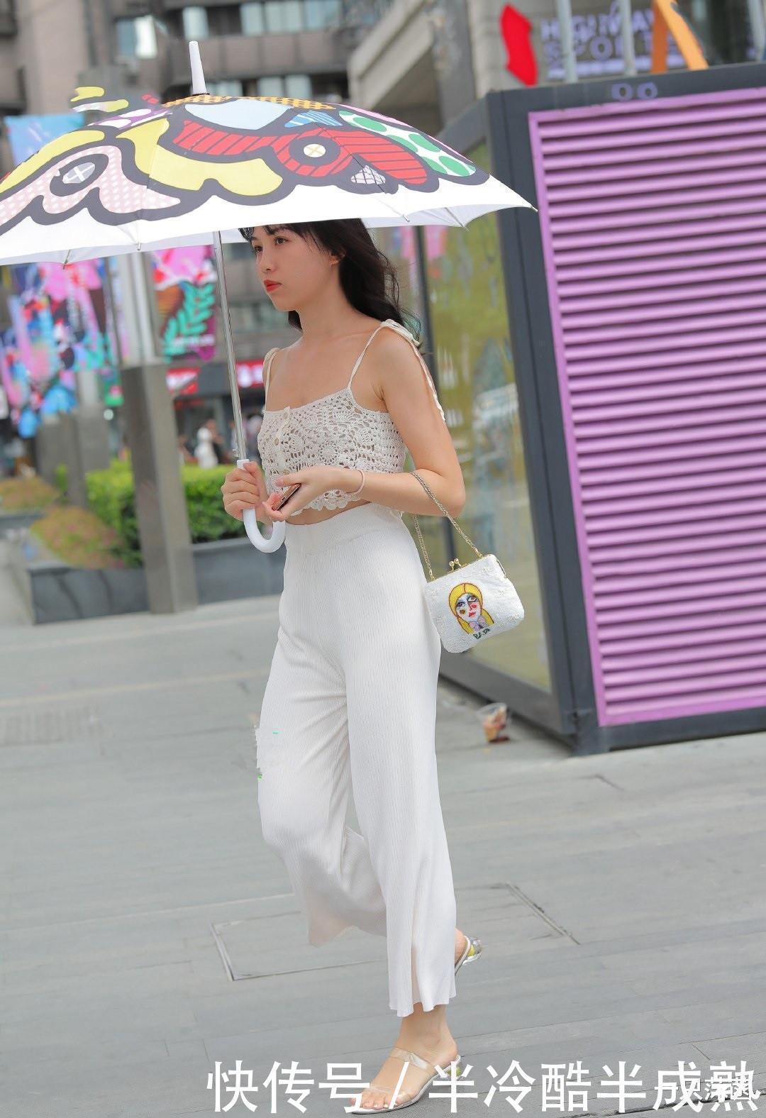 妹子真会省事，把圆球踩在脚下当增高，要我肯定不这样