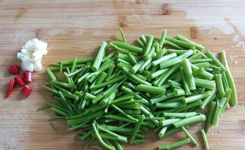 钙是番茄12倍，通便解毒除口臭，和五花肉一炒，香嫩爽脆超下饭