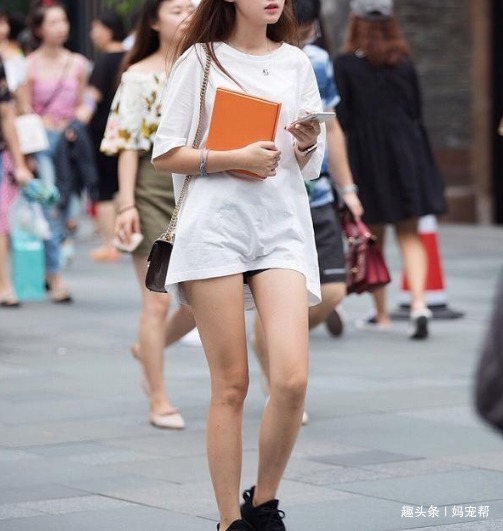 牛仔裤 大喇叭牛仔裤,搭配一字肩上衣,修身显瘦,增添几分慵懒风情