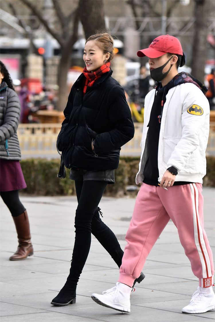 街拍：小姐姐粗呢短裤搭配黑色过膝长靴，给人一种很漂亮的感觉