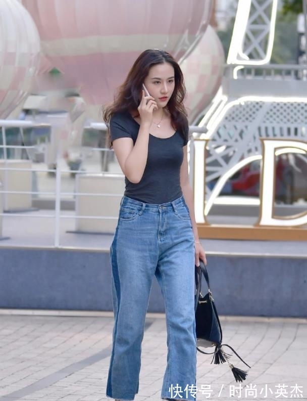 时尚 黑色修身短袖搭配宽松牛仔裤,时尚大方,气质迷人