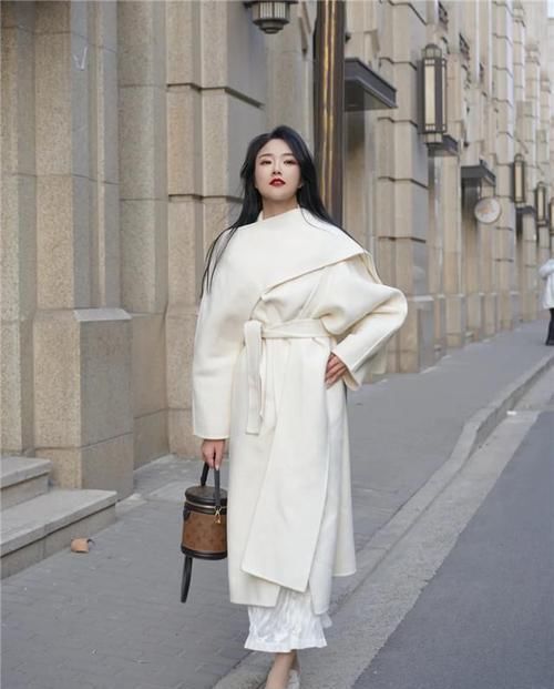 见过大场面的女人，穿大衣很少配打底裤，反而更爱这4种，特显范