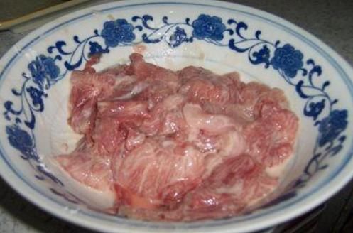 猪瘦肉怎么炒才不柴？不要直接下锅炒，做好4步，吃着又嫩又香