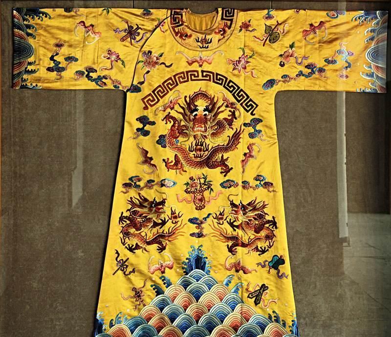 香熏|古代皇帝龙袍能用水清洗吗？如果臭了该如何处理？